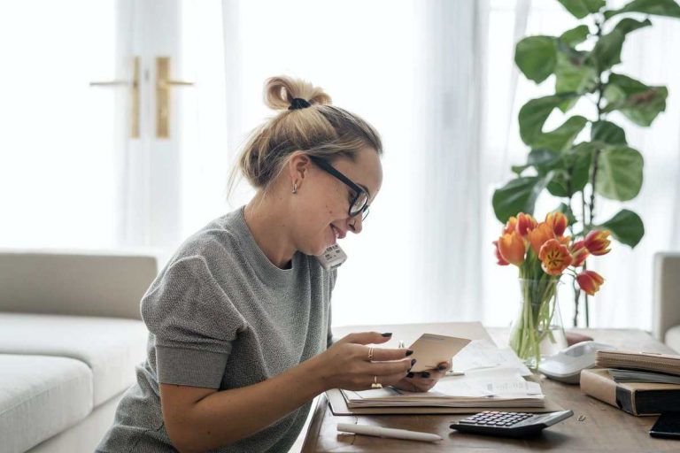 kvinde invester i sommerhus