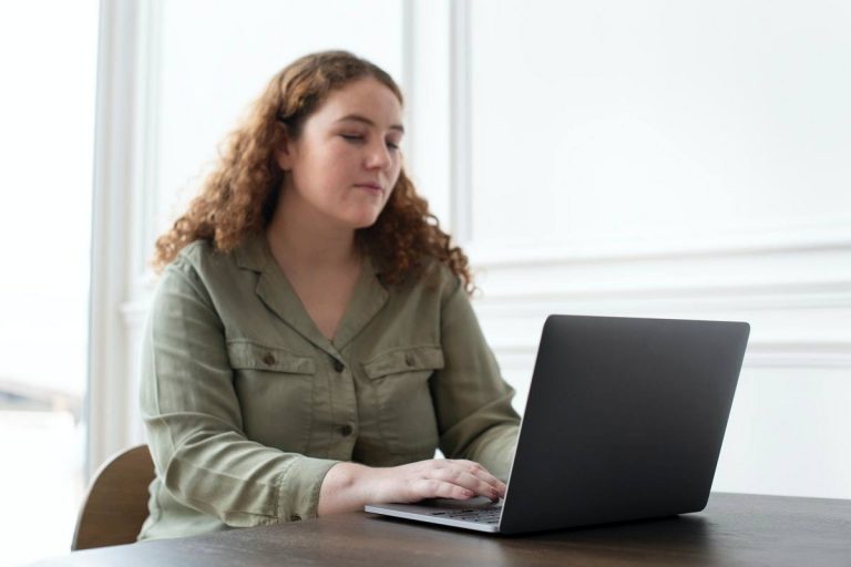 Kvinde laptop ansøger om virksomhedslån